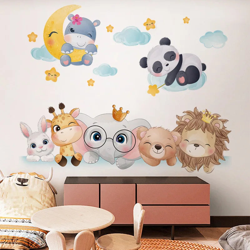 Wanddisplay mit niedlichen Waldtiermotiven, darunter Elefant, Panda, Löwe und Hase.