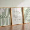 Trois tirages encadrés à la toile avec des versets bibliques sur des fonds rayés vert clair et blanc.