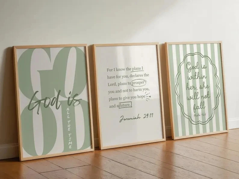 Trois tirages encadrés à la toile avec des versets bibliques sur des fonds rayés vert clair et blanc.