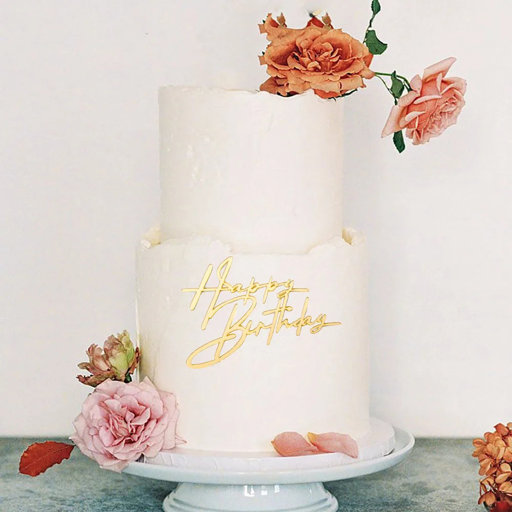 Zweistöckiges weißes Geburtstagskuchen mit goldenen Schrift und orangen Rosen.