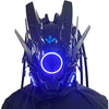 Primer plano de una máscara de juego cyberpunk iluminada con acentos azules brillantes y rasgos afilados.