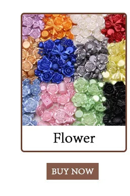 Una variedad colorida de adornos de resina en forma de flor para hacer joyería.