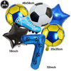 Un set de six ballons de football et décorations, incluant une balle jaune et bleue, une balle noire et une botte bleue.