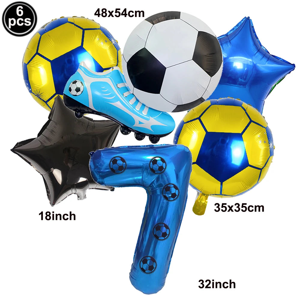 Un set de six ballons de football et décorations, incluant une balle jaune et bleue, une balle noire et une botte bleue.