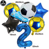 Un set de six ballons de football et d'étoiles bleus et jaunes, dont un ballon avec le chiffre 2.
