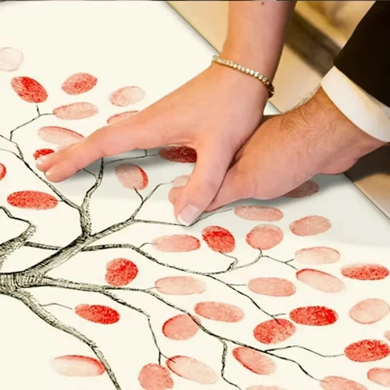 Une main applique des empreintes roses et rouges sur une impression de toile représentant une structure d'arbre.