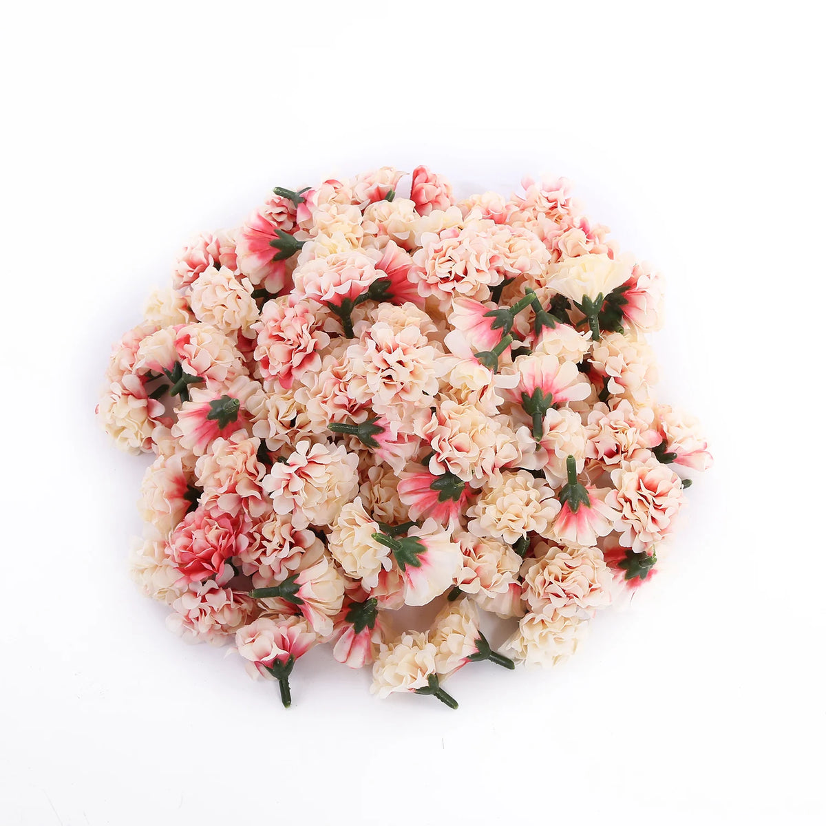Un amas de petites fleurs d'hydrangea artificielles dans des tons de rose et de crème.