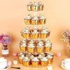Mehrstufige transparente Acryl-Präsentationsständer mit goldenen Cupcakes und weißer Glasur auf hellem Hintergrund.