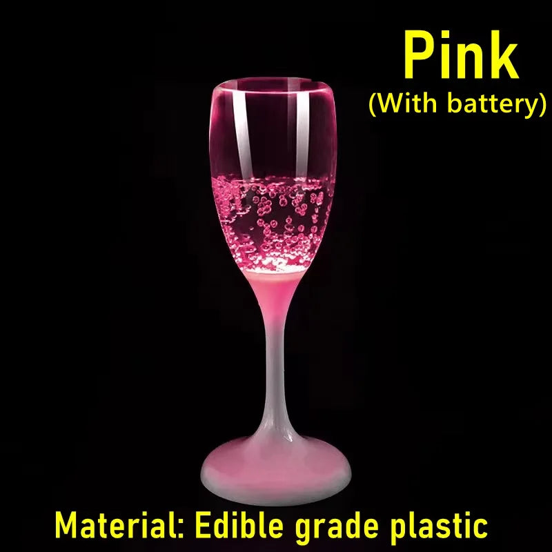 Tasse à boire en verre rose avec une pile à l'intérieur, faite de plastique alimentaire.