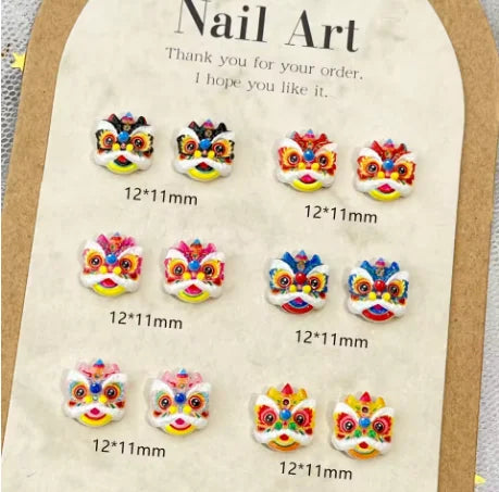 Una lámina de arte de uñas con varios encantos de tortugas mini coloridas para uñas.