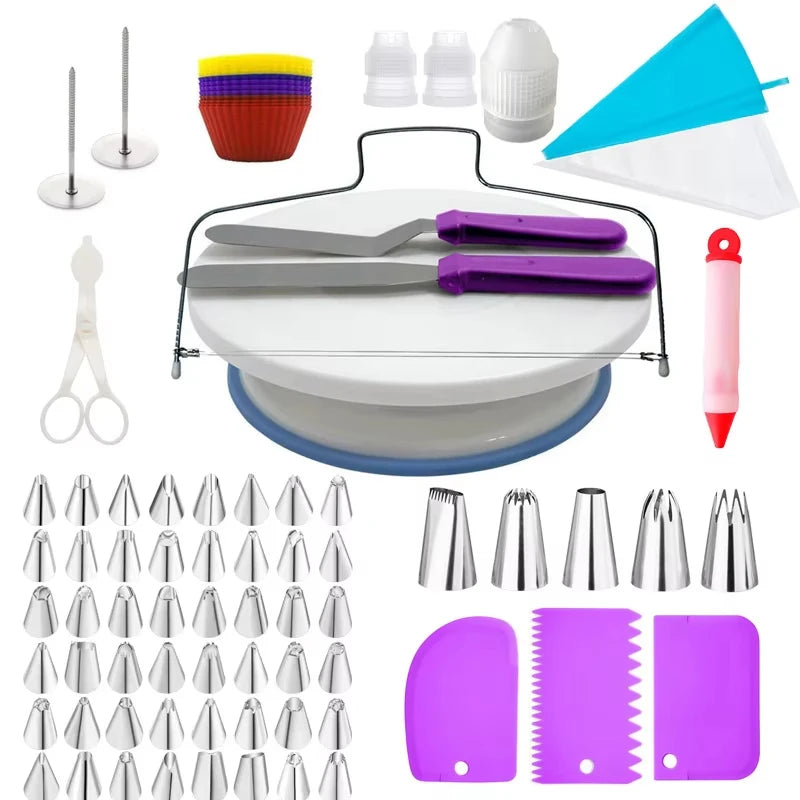 Eine Sammlung professioneller Tortenverzierungswerkzeuge, darunter Spateln, Piping-Tipps und verschiedene Silikonformen.