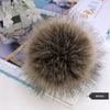 Accessoire de boule à cheveux en fausse fourrure sphérique gris et beige.