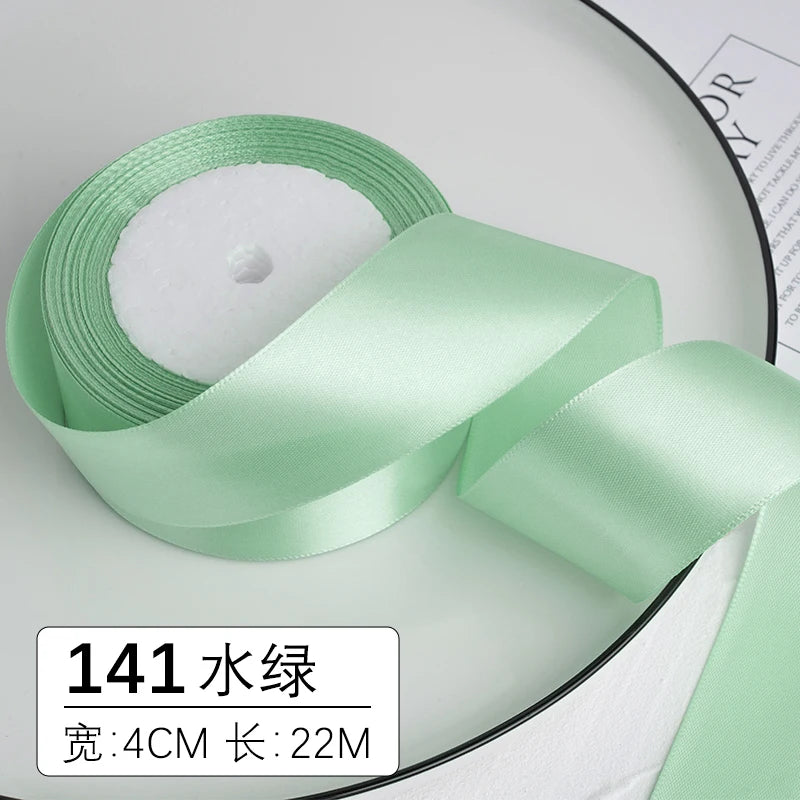 Ruban décoratif satin vert clair, 4 cm de large et 22 m de long.
