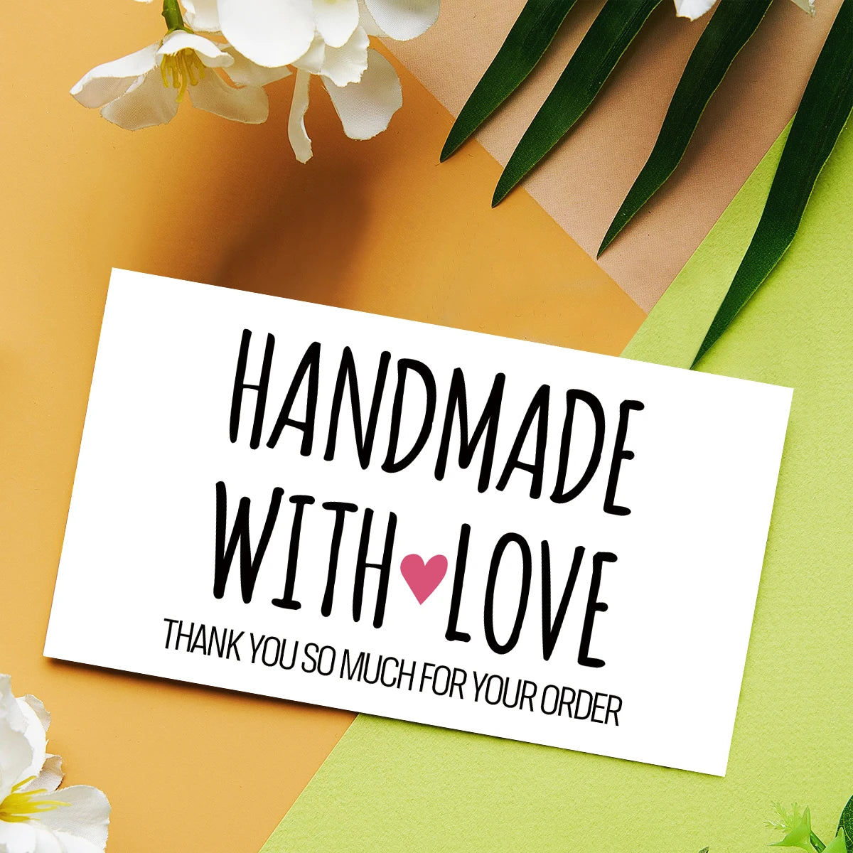 Weiße Karte mit schwarzer Schrift: 'Handmade with Love' und 'Thank you so much for your order', vor gelb-grünem Hintergrund