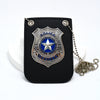 Collar de placa policial realista con escudo de plata, estrella azul y texto en correa de cuero negro.