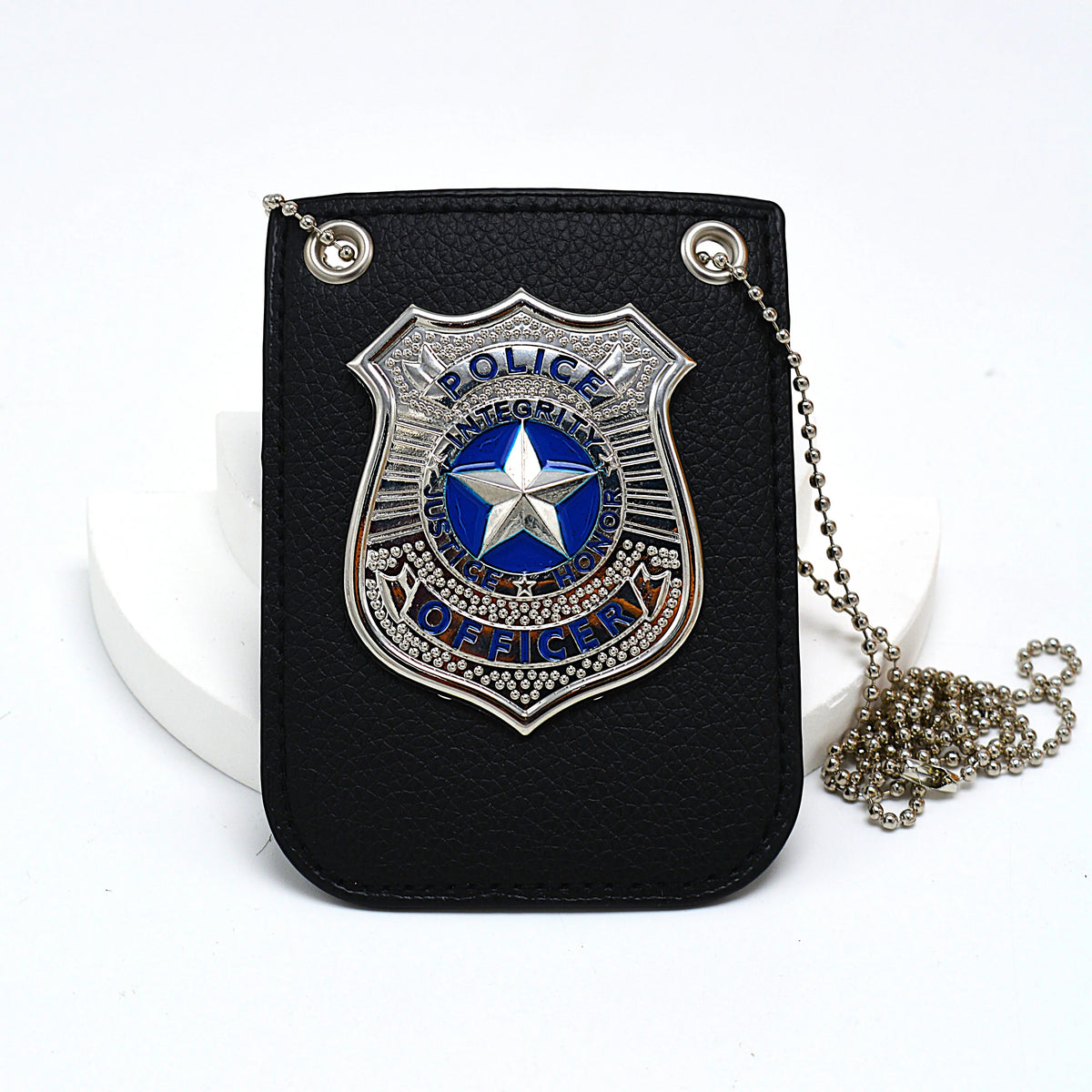 Collar de placa policial realista con escudo de plata, estrella azul y texto en correa de cuero negro.