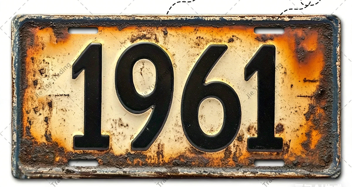 Señal de pared de aluminio vintage con el año 1961 grabado en una superficie desgastada y envejecida.