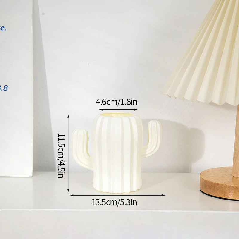 Weiße moderne Plastikblumenvase mit vertikaler geriffelter Textur auf weißem Untergrund.
