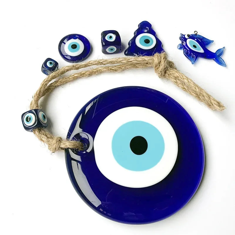Décor en verre turc bleu fait main avec plusieurs yeux bleus et blancs sur une ficelle naturelle.