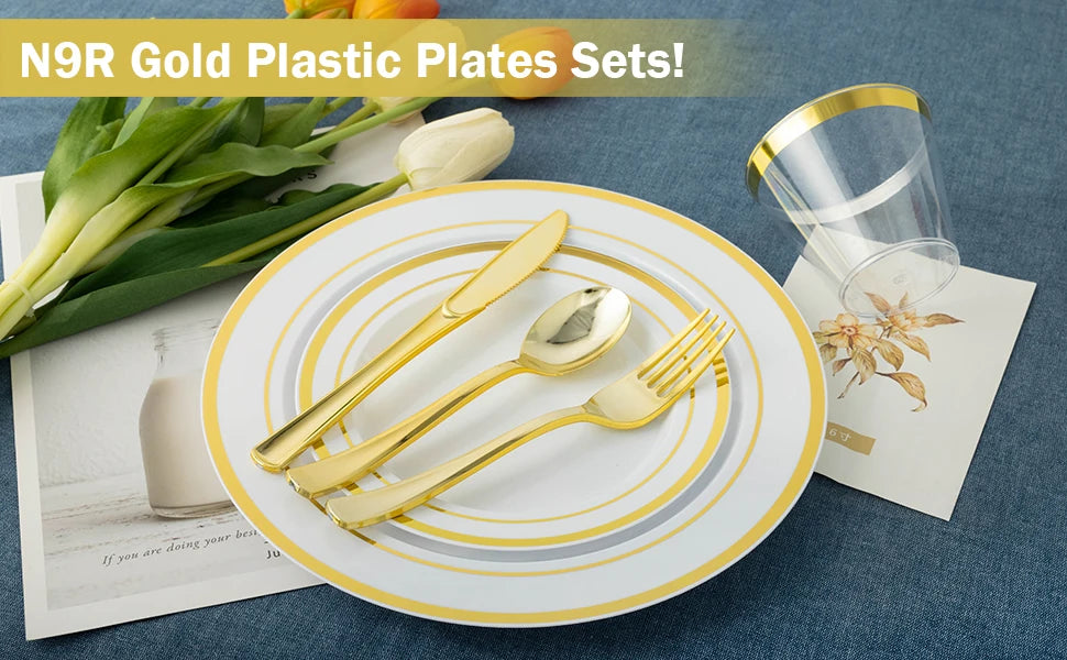 Un ensemble de couverts en plastique or N9R et un verre présentés sur un tissu bleu.