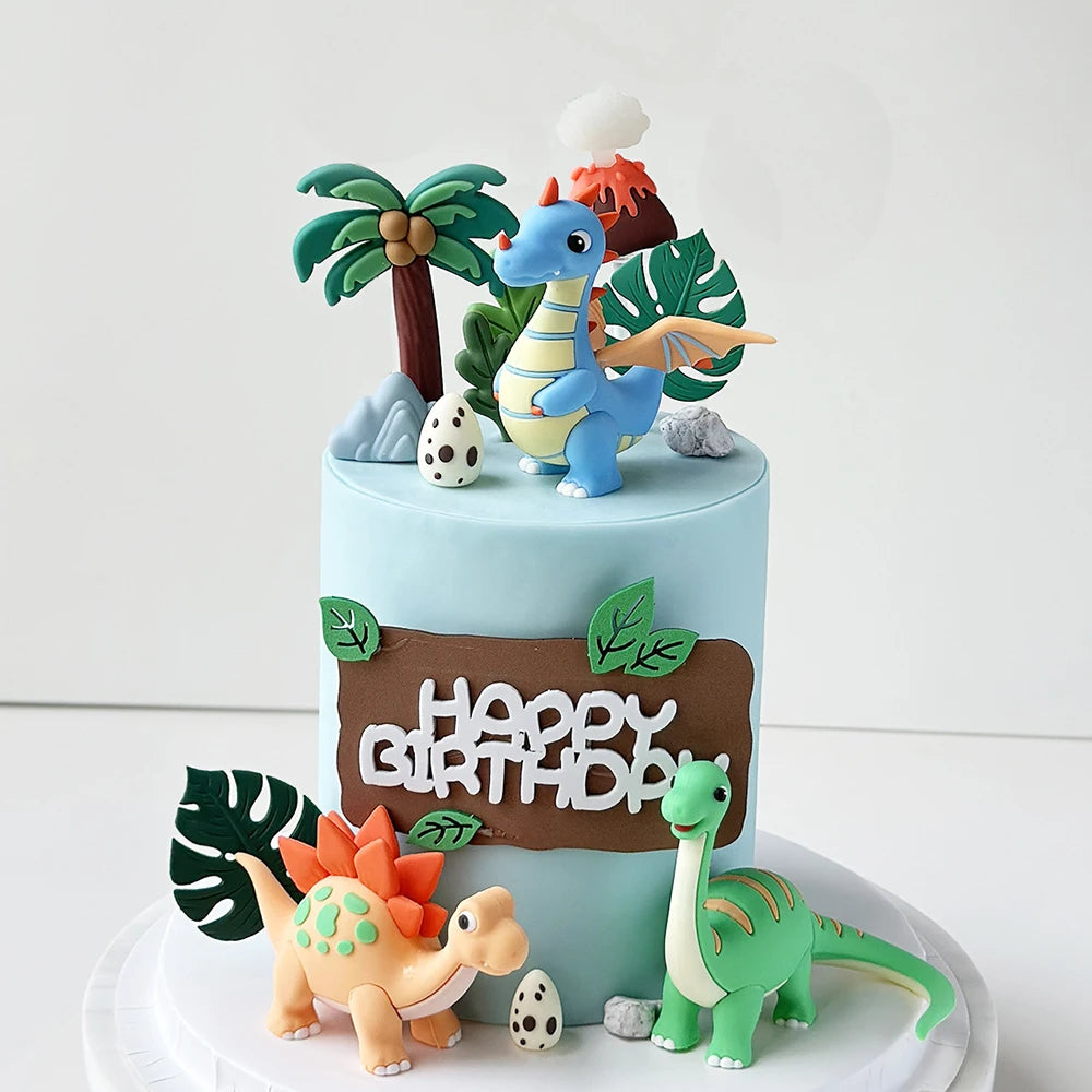 Pastel de varios niveles decorado con figuras de dinosaurios y hojas tropicales para una celebración de cumpleaños.