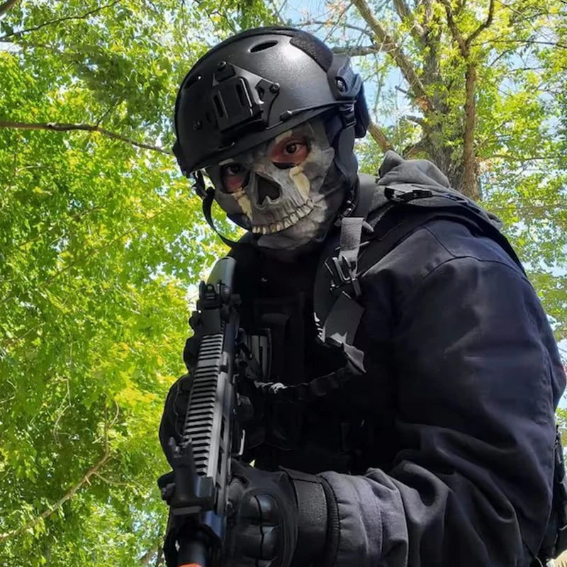 Persona usando una máscara táctica de silicona facial completa con diseño de calavera y una chaqueta oscura, sosteniendo un r