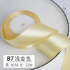 Un rouleau de ruban décoratif satin doré avec une insertion de mousse blanche sur une assiette blanche.