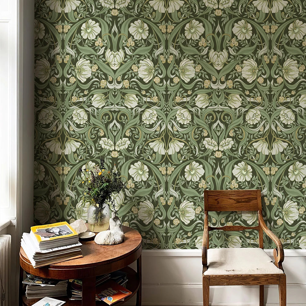 Gros plan d'une pièce avec papier peint floral bohème autocollant sur un mur, à côté d'une chaise en bois et d'une petite tab