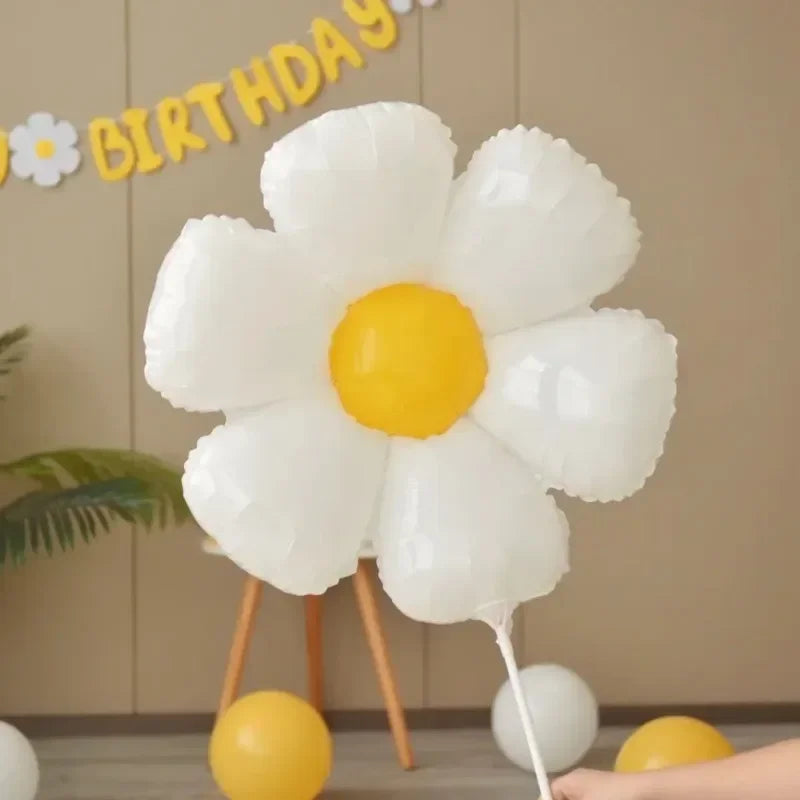 A white daisy-shaped balloon with a yellow center is displayed against a light background.