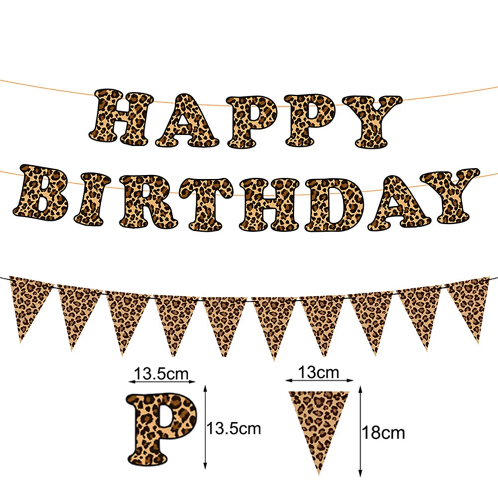 Goldige gepunktete Fransenvorhänge, die 'Happy Birthday' buchstabieren