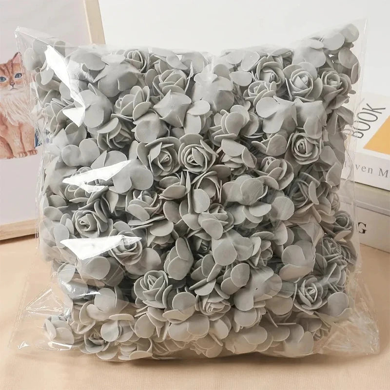 Bolsa de decoraciones de espuma de rosa gris artificial en empaque de plástico transparente.