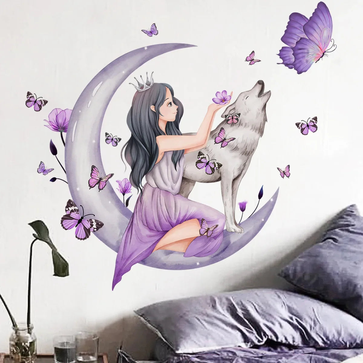 Illustration aquarelle d'une fille aux longs cheveux noirs et à la couronne assise sur une lune, entourée de papillons.