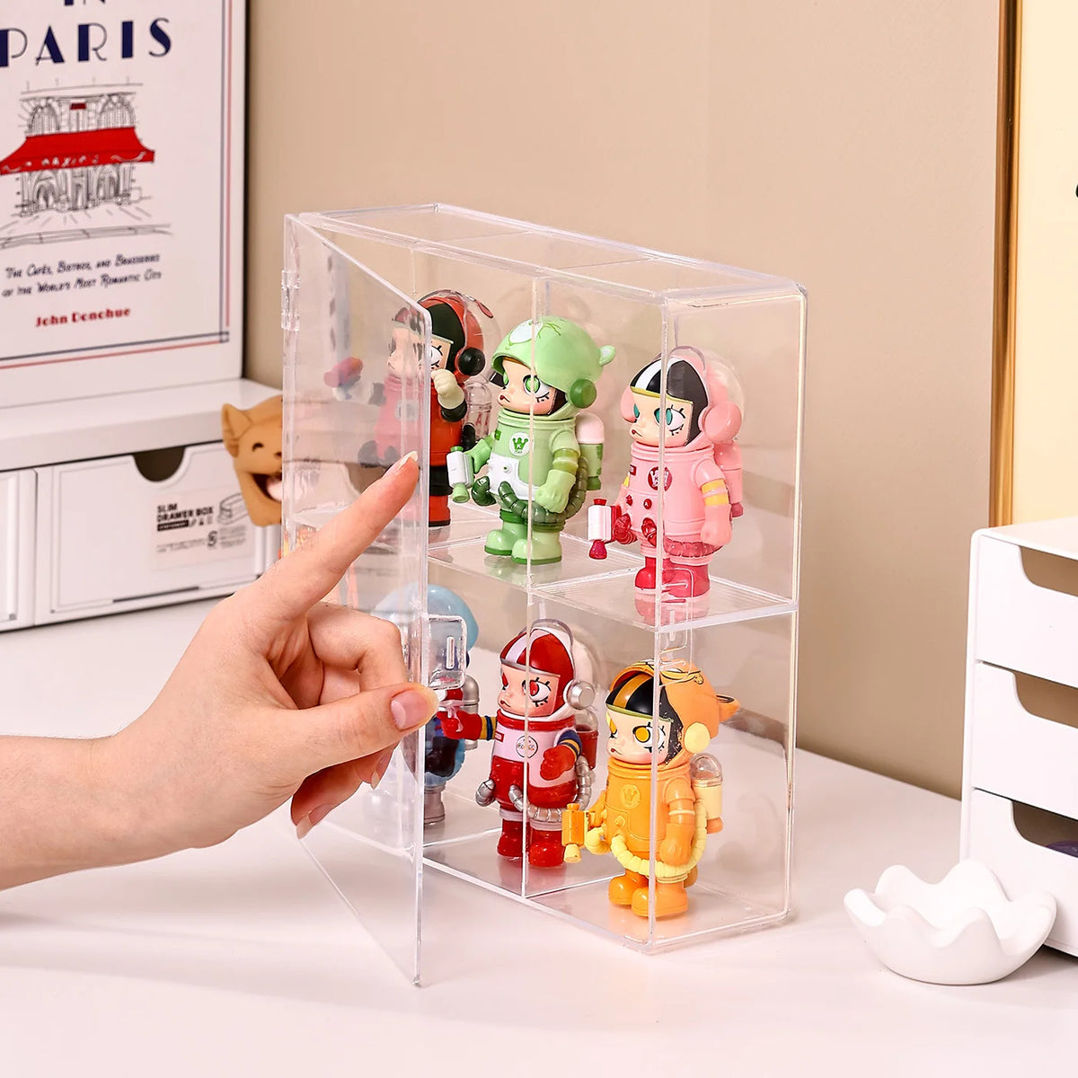 Klares Acryl-Blindbox-Display mit mehreren kleinen Sammlerfiguren in verschiedenen Farben und Outfits.