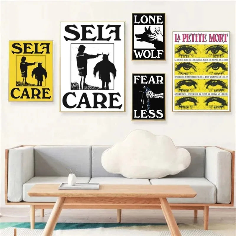 Galeriewand mit schwarz-weißen Vintage-Zitatdrucken zu Themen wie Selbstfürsorge und Wolfs-Imagery.
