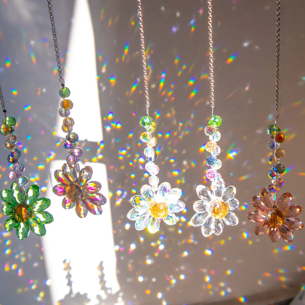 Ein Set aus Kristall-Sonnenblumen-Sonnfangern, funkelnd mit mehrfarbigem Licht.