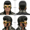 Un hombre vistiendo una chaqueta de cuero negra y una máscara de rock vintage dorada con gafas amarillas.