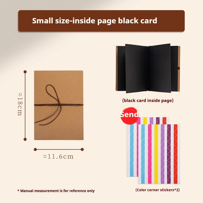Kleine schwarze Karte mit gefalteter Karte und farbigen Eckaufklebern.
