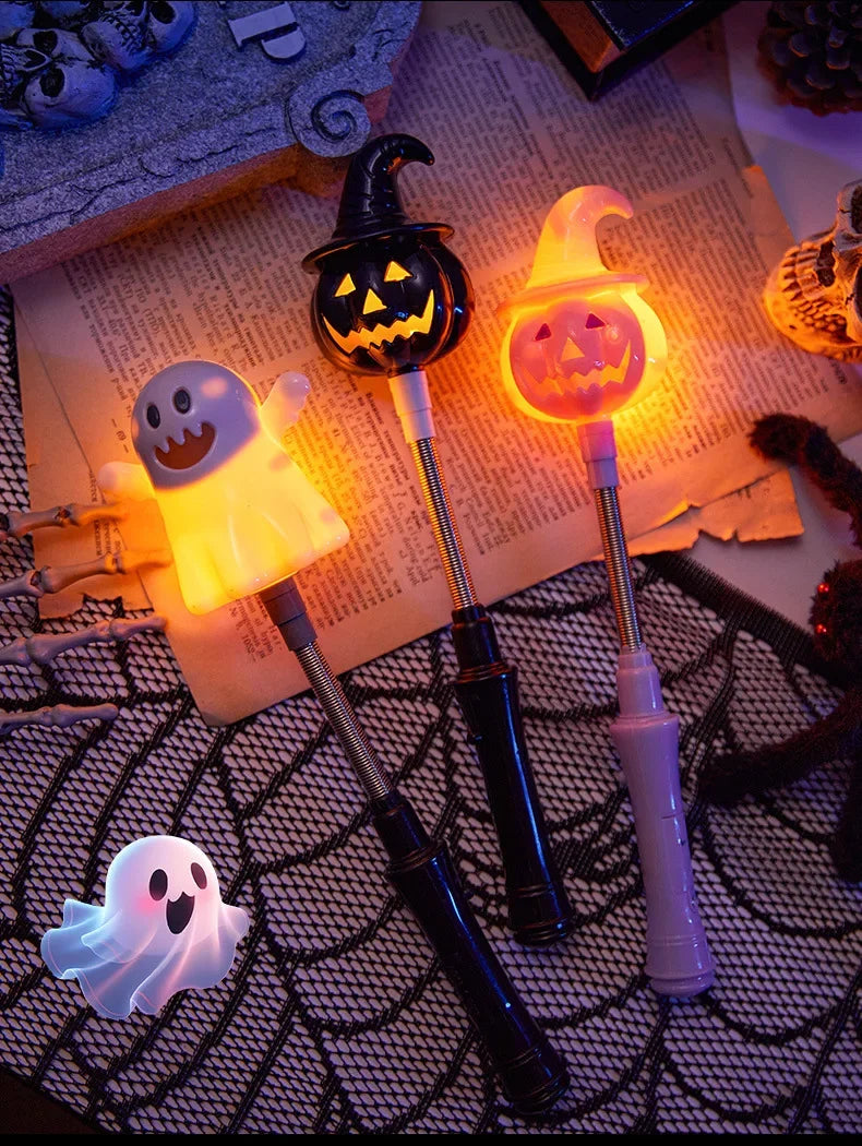 Un ensemble de lanternes à bâton lumineuses d'Halloween avec des motifs de citrouille et de fantôme sur une surface en maille