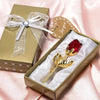 Goldbox mit einer Glaskristall-Rosen-Dekoration aus Kunstblumen mit Goldblättern in weißem Samt