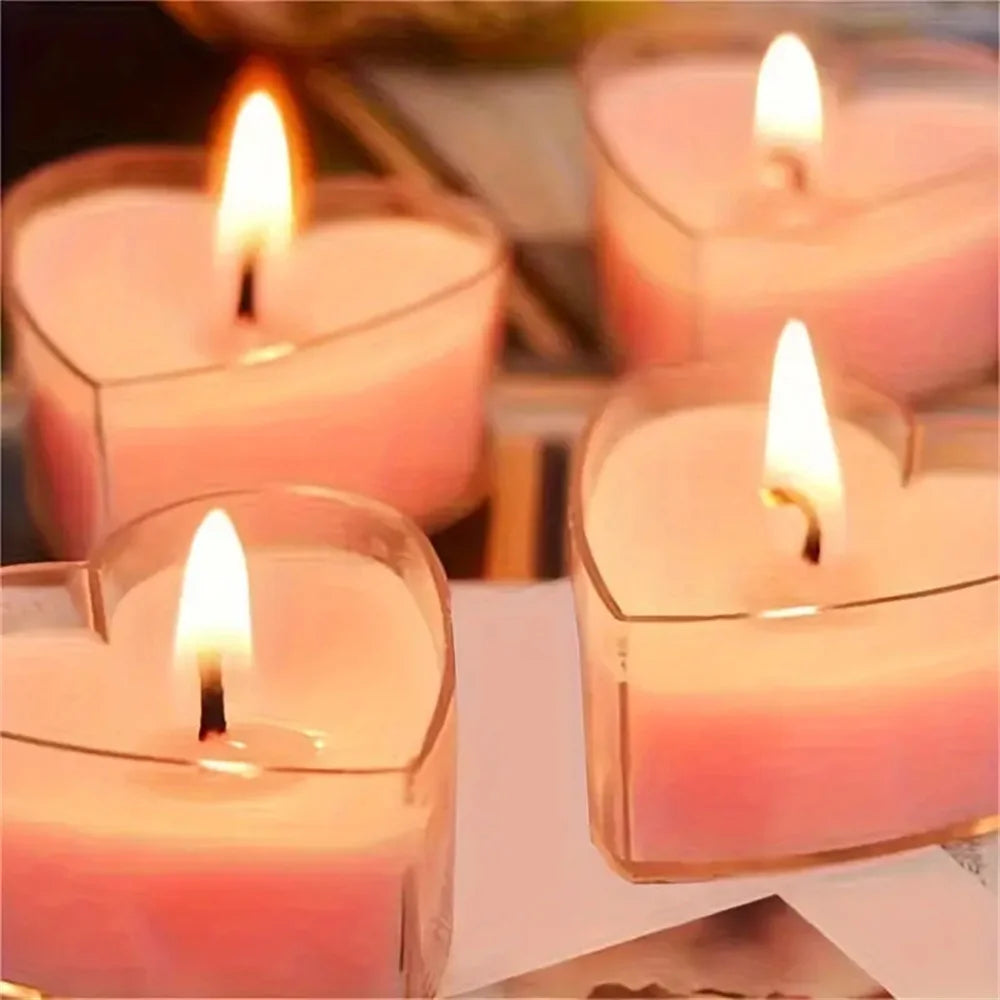 Un ensemble de bougies parfumées en forme de cœur dans des contenants en verre.