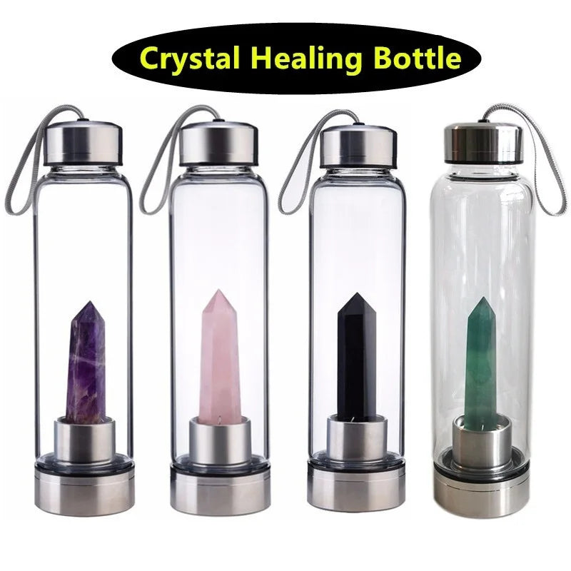 Cinco botellas de vidrio con cristales de varios colores usados para agua curativa