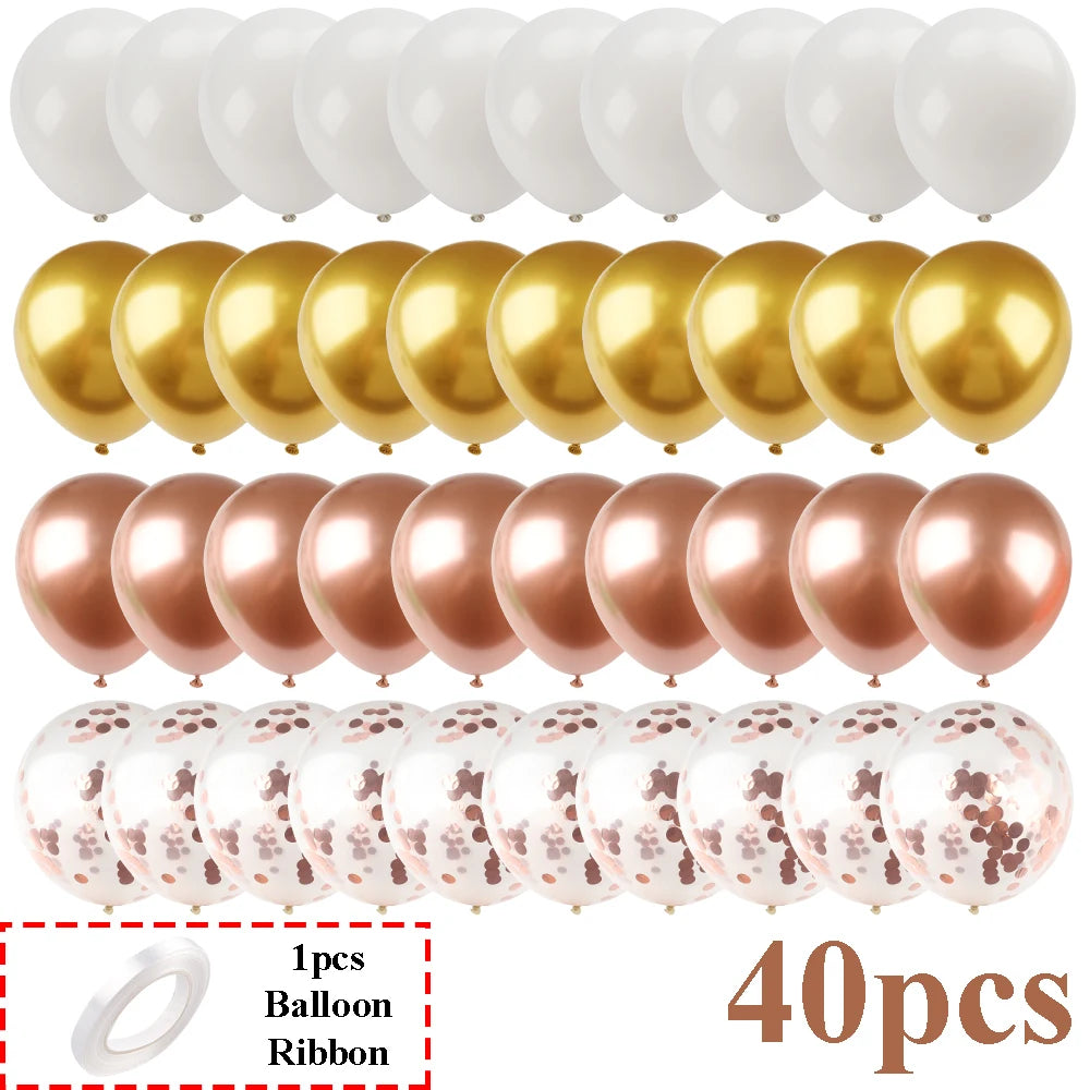 Ein Set aus 40 matten Ballons in Weiß, Gold und Roségold mit Konfetti und Schleifen.
