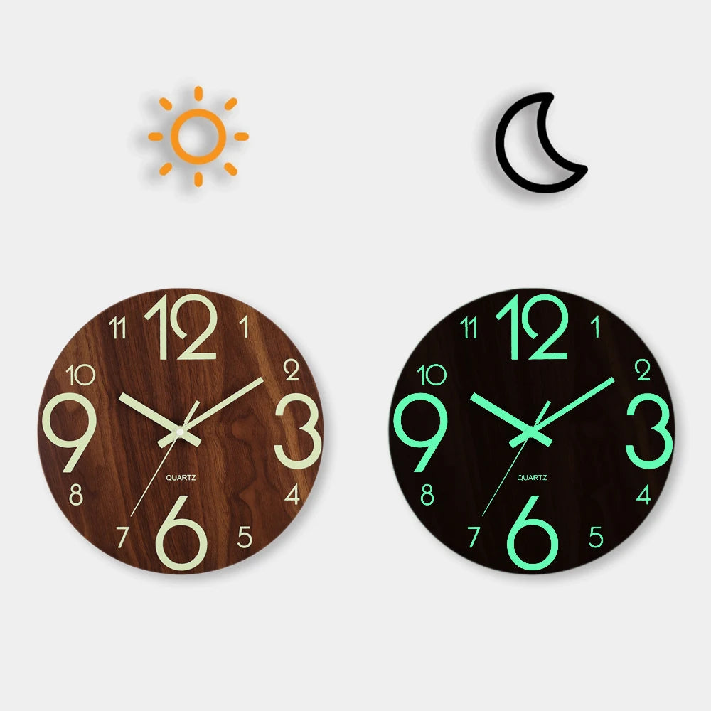 Un juego de dos relojes de pared, uno mostrando un sol y el otro una luna creciente.