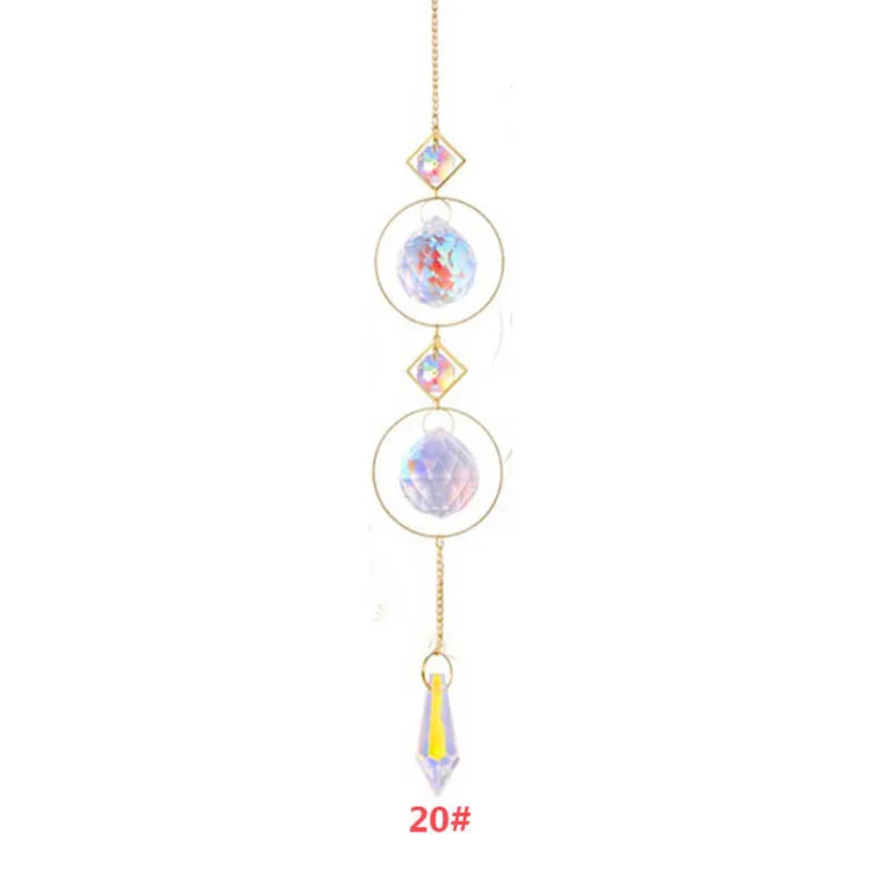 Décoration suspendue avec plusieurs éléments en cristal ou verre sur une chaîne dorée.