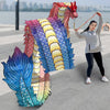 Una mujer realizando una danza de dragón con una gran y colorida escenografía de dragón contra un fondo desenfocado de ciudad