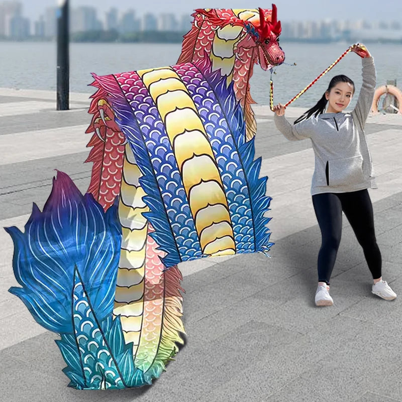Una mujer realizando una danza de dragón con una gran y colorida escenografía de dragón contra un fondo desenfocado de ciudad