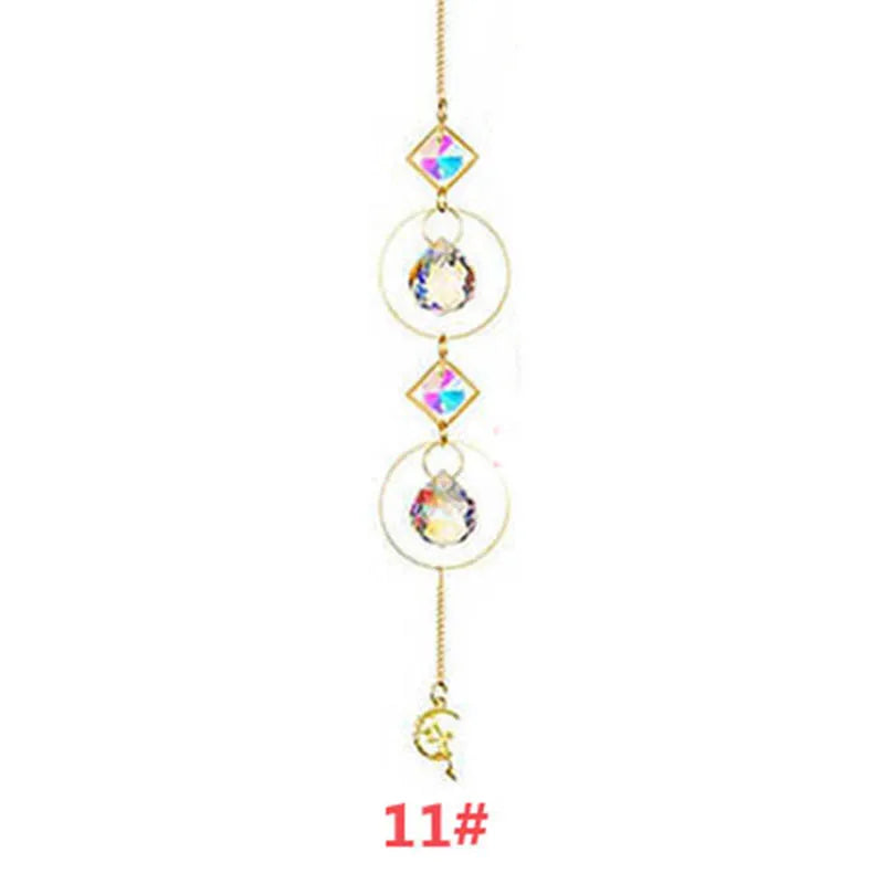 Décoration suspendue avec des éléments de cristal et des chaînes dorées.