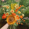 Un ramo de flores de ganchillo hechas a mano en tonos naranja, amarillo y verde.