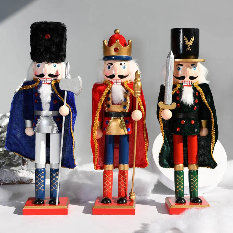 Trois décorations de noisettes en bois artisanales avec uniforme militaire traditionnel, posées sur des surfaces blanches.