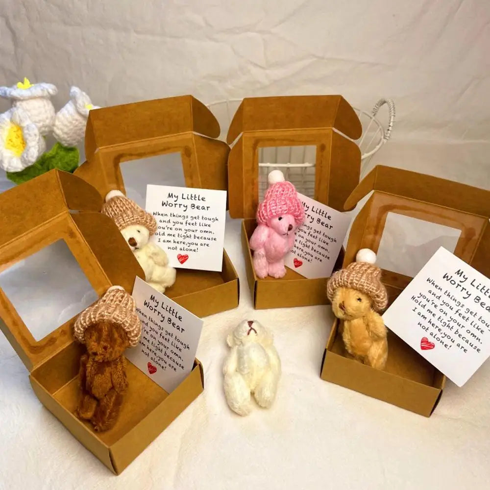 Un set de ositos de peluche mini de varios colores, guardados en cajas de madera con tarjetas inspiradoras.